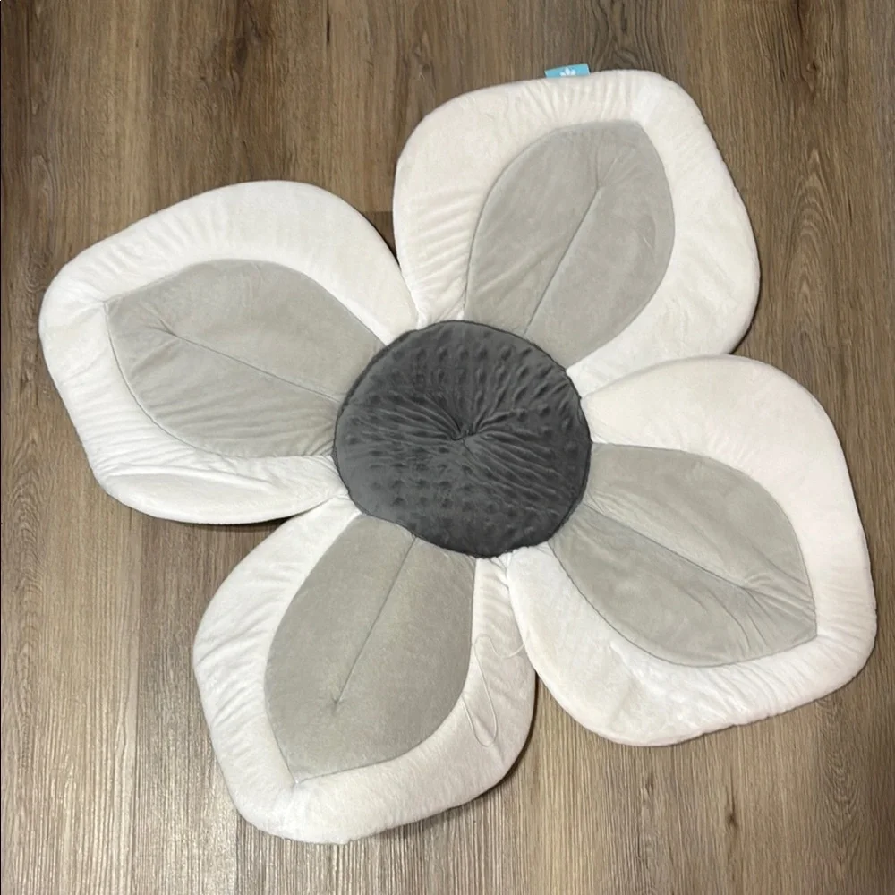 Blooming Bath Gray and White Plush Bath Mat with Flower Design LIKE NEW - Picture 1 of 4